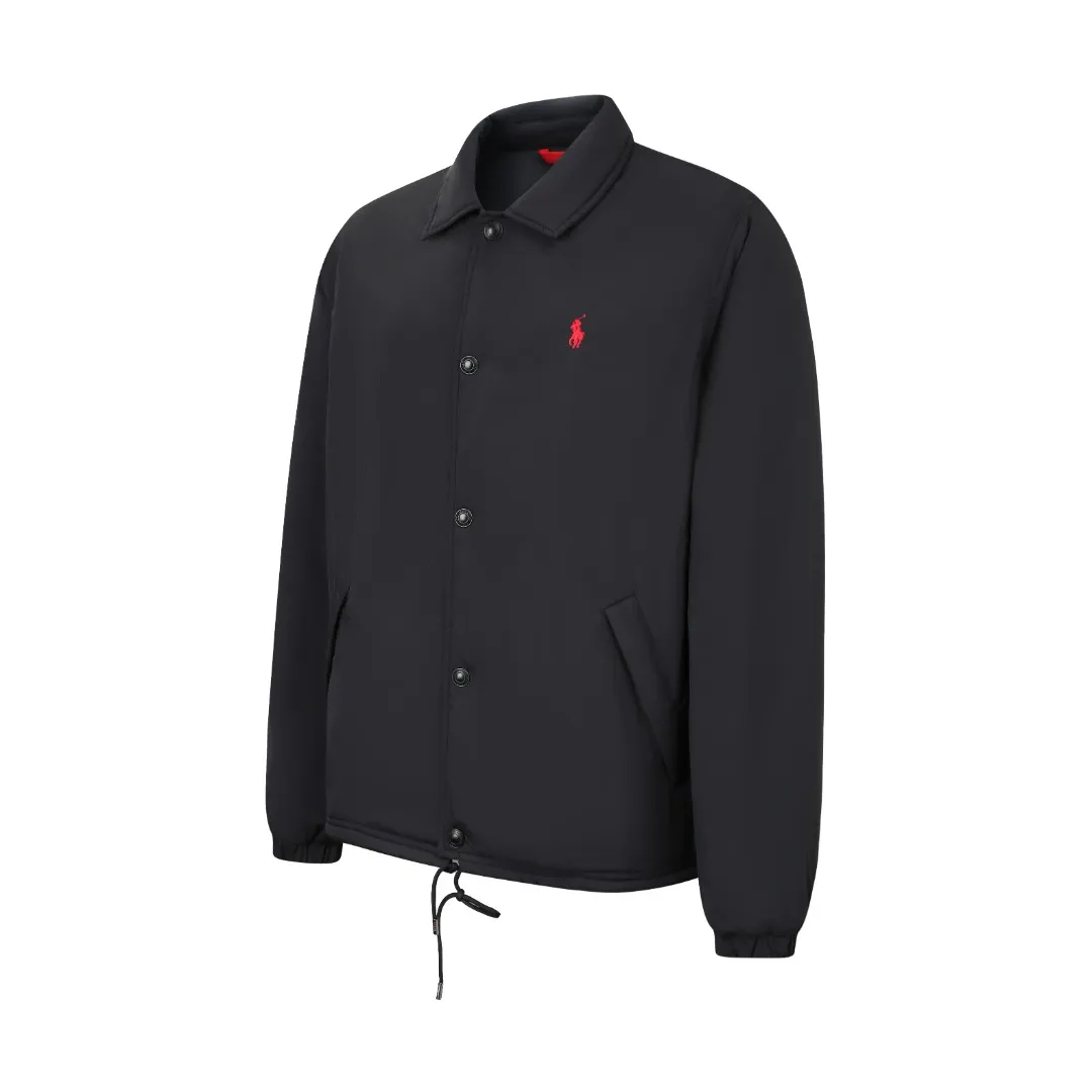 P620 25FW Ralph Lauren Red Label Lightweight Cotton Jacket (Coach Jacket) Fabric Procurement: A combination of pragmatism and classic texture Material: High-density nylon taffeta Features: Density is about 210T-300T, smooth and slightly matte surface, excellent windproof and waterproof performance (with DWR water-repellent treatment), strong wrinkle resistance and easy care, in line with the positioning of American casual "durable and practical".  Color: Classic dark black, using vat dyeing process (dye penetrates into the fiber), the color fastness reaches ISO level 4 or above to avoid fading or color transfer after washing.  2. Lining fabric Material: Lightweight cotton-polyester blended lining (65% Polyester + 35% Cotton) Function: Reduce friction between the fabric and inner clothing, improve wearing smoothness; blended material has both breathability and durability to avoid the stuffy feeling of pure nylon lining.  Version and cutting process Version: Classic Coach Jacket, loose version, slightly dropped shoulder line (shoulder width is 1-2cm wider than the standard version), length to the hips, and slightly tapered straight sleeves, taking into account both freedom of movement and casual style.  Embroidery technology: Polo horse logo on the left chest: flat satin stitch embroidery (satin embroidery), embroidery thread: 100% polyester high color fastness embroidery thread (the color number is consistent with the brand’s standard red color card), stitch density 12-15 stitches/cm, the outline of the horse logo is clear, and the details of the rider and horse are burr-free.  Embroidery positioning: precise positioning through the template (12cm from the neckline and 8cm from the placket) to ensure left and right symmetry and centering.  Topstitching technology: The seams of the body are made of double-needle flat seams (needle pitch 3cm/10 needles), the stitches are smooth and straight, the stitching color is dark black (the same color as the fabric), and the stitch width is 0.5cm, which enhances firmness while forming simple decorative lines.  1. Main body splicing, splicing of the front placket and body: The placket is made of double-layer folding + flat seam splicing, with a thickness of about 0.3cm to ensure that the buttons are not easily deformed when fixed; the edges of the placket are cut with a hot knife to avoid burrs.  Sleeve panels are spliced ​​to the body: the armholes are spliced ​​with round-head keyhole machine seams + flat seams. After splicing, the armholes have a natural curvature and no sense of tightness during movement; the height of the sleeves is about 8-10cm, which is in line with the loose characteristics of casual jackets.  Main button: black urea resin button, matte surface treatment, buttonholes are hand-made keyholes (6 strands of cotton thread, keyhole density 8 stitches/mm), the edges of the eyelets are smooth and without burrs.  Collar buttons: The first button on the collar is a hidden button (diameter 12mm), which prevents the collar from opening and improves the neatness of wearing.  SIZE: S M L XL